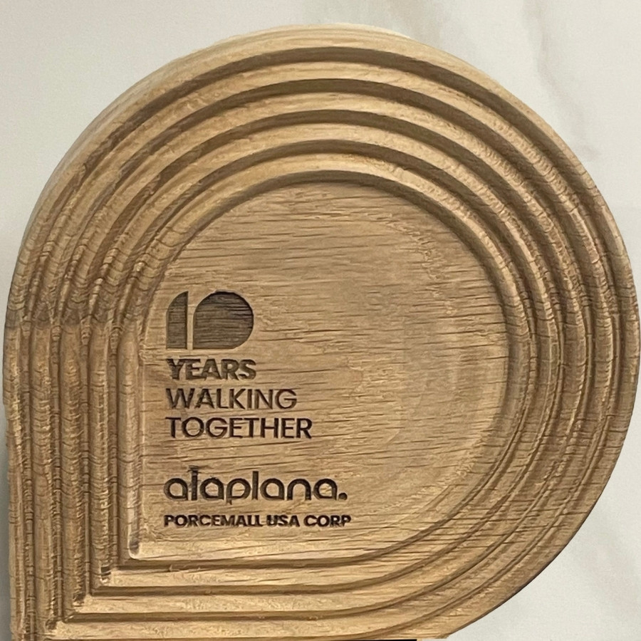 Reconocimiento de roble tallado de Alaplana con la inscripción 10 years walking together