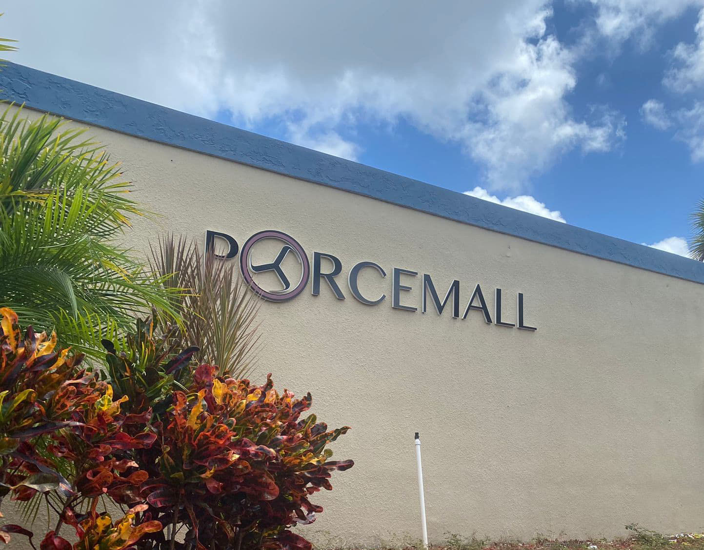 El edificio de PORCEMALL en Deerfield Beach