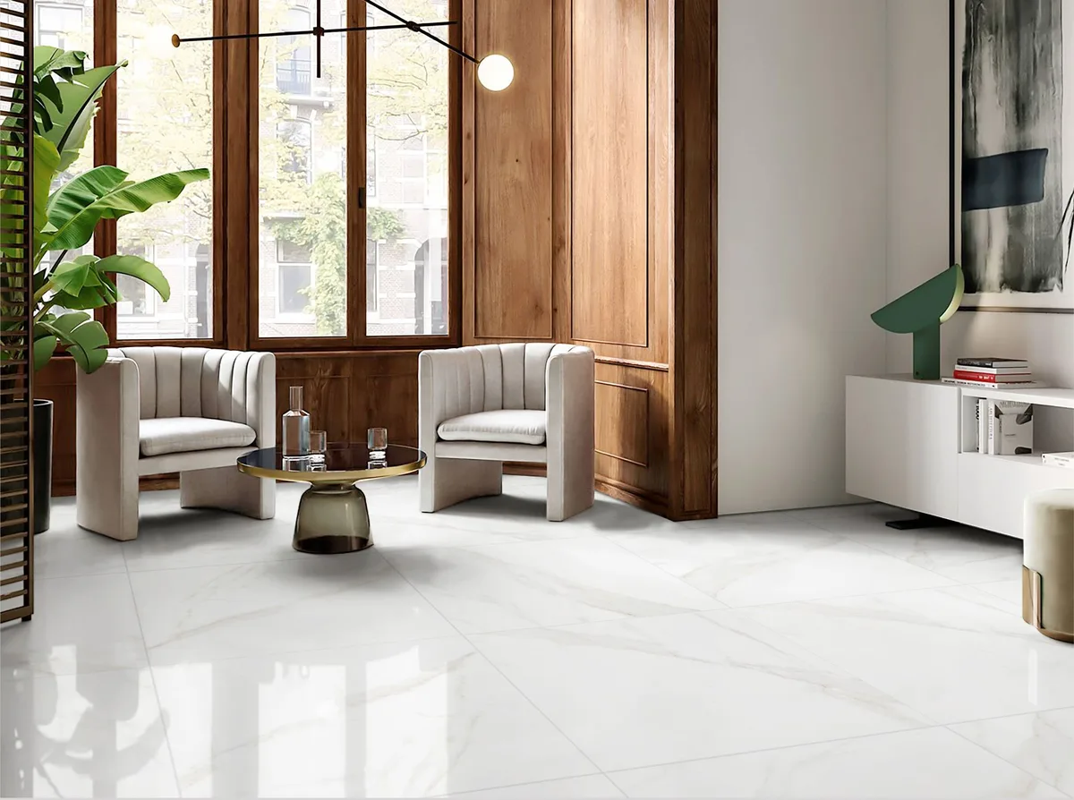 Arque White in a hallway
