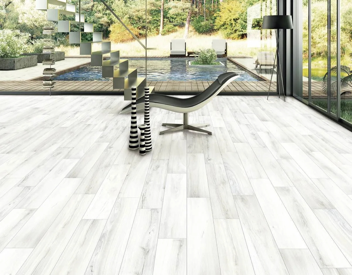 Jungle Bianco in an outdoor space
