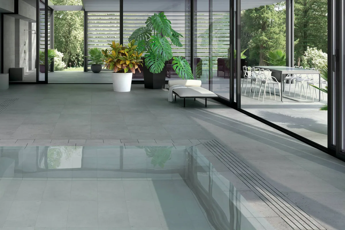 Litos Siberia in an outdoor space